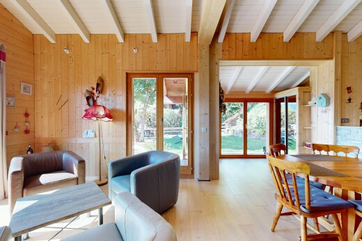 salon / salle à manger avec mur en bois, wood wall, plafond à poutres, beamed ceiling, et inside property