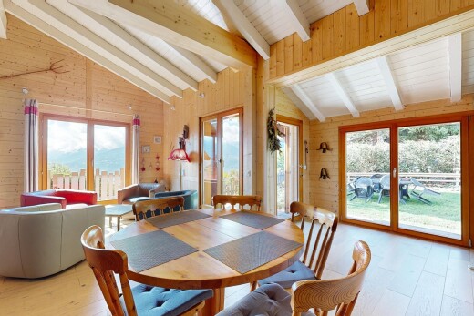 salle à manger avec mur en bois, wood wall, sol en finition bois, wood finish floor, et inside property