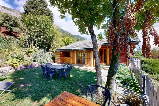 jardin avec coin repas extérieur, day time, clôture, mountain view, et vue sur la montagne