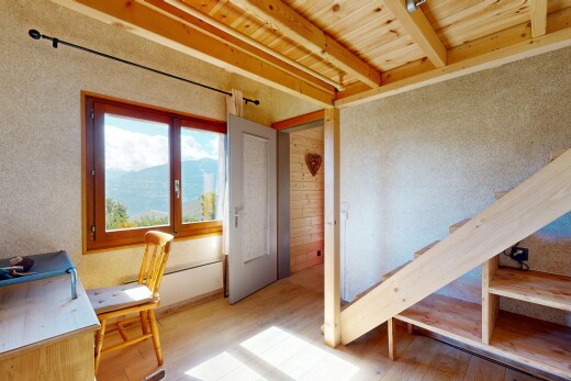 chambre avec lumière naturelle, natural light, plafond à poutres, beamed ceiling, et inside property