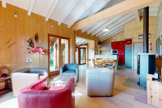 salon / salle à manger avec mur en bois, wood wall, plafond à poutres, beamed ceiling, et inside property