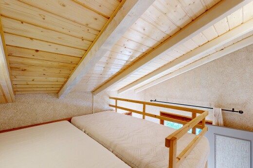 chambre avec plafond à poutres, beamed ceiling, inside property, plafond en bois, et wood ceiling