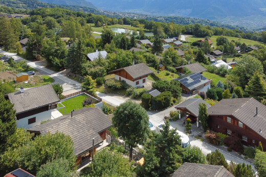 façade avec residential view, vue résidentielle, mountain view, vue sur la montagne, et aerial view