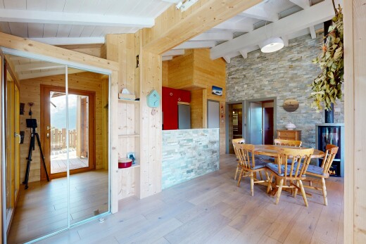 salle à manger avec plafond voûté, vaulted ceiling, sol en finition bois, wood finish floor, et mur en pierre