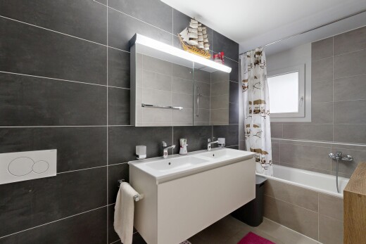 bad mit fliesenwand, tile wall, spiegel, inside property, und komplettes badezimmer