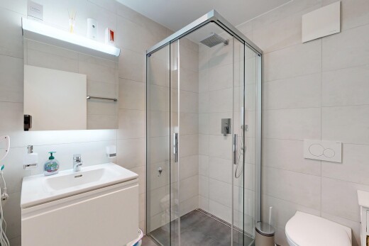 bad mit schminktisch, fliesenwand, tile wall, komplettes badezimmer, und tile shower