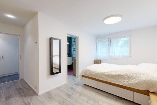 zimmer / schlafzimmer mit inside property, drywall, gipskartonwand, wood finish floor, und holzfußboden