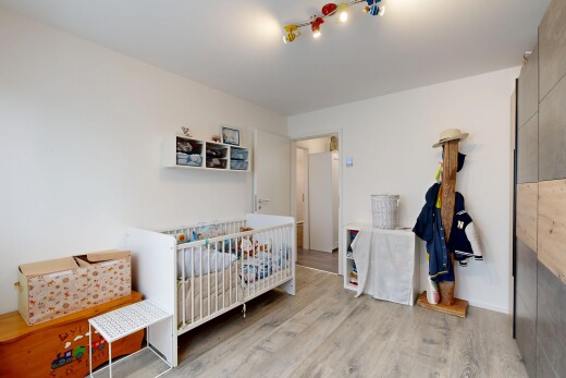 zimmer / schlafzimmer mit holzfußboden, wood finish floor, gipskartonwand, drywall, und inside property