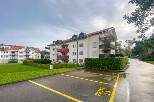 außenansicht mit parkplatz, overcast, und property visible