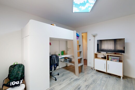büro mit dachfenster, fernseher, holzfußboden, wood finish floor, und gipskartonwand