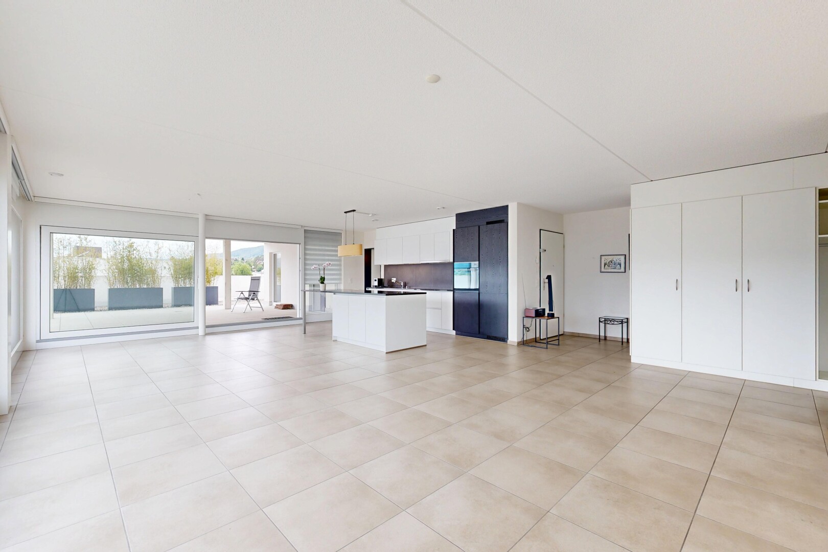 salon avec light floor, inside property, natural light, lumière naturelle, et drywall