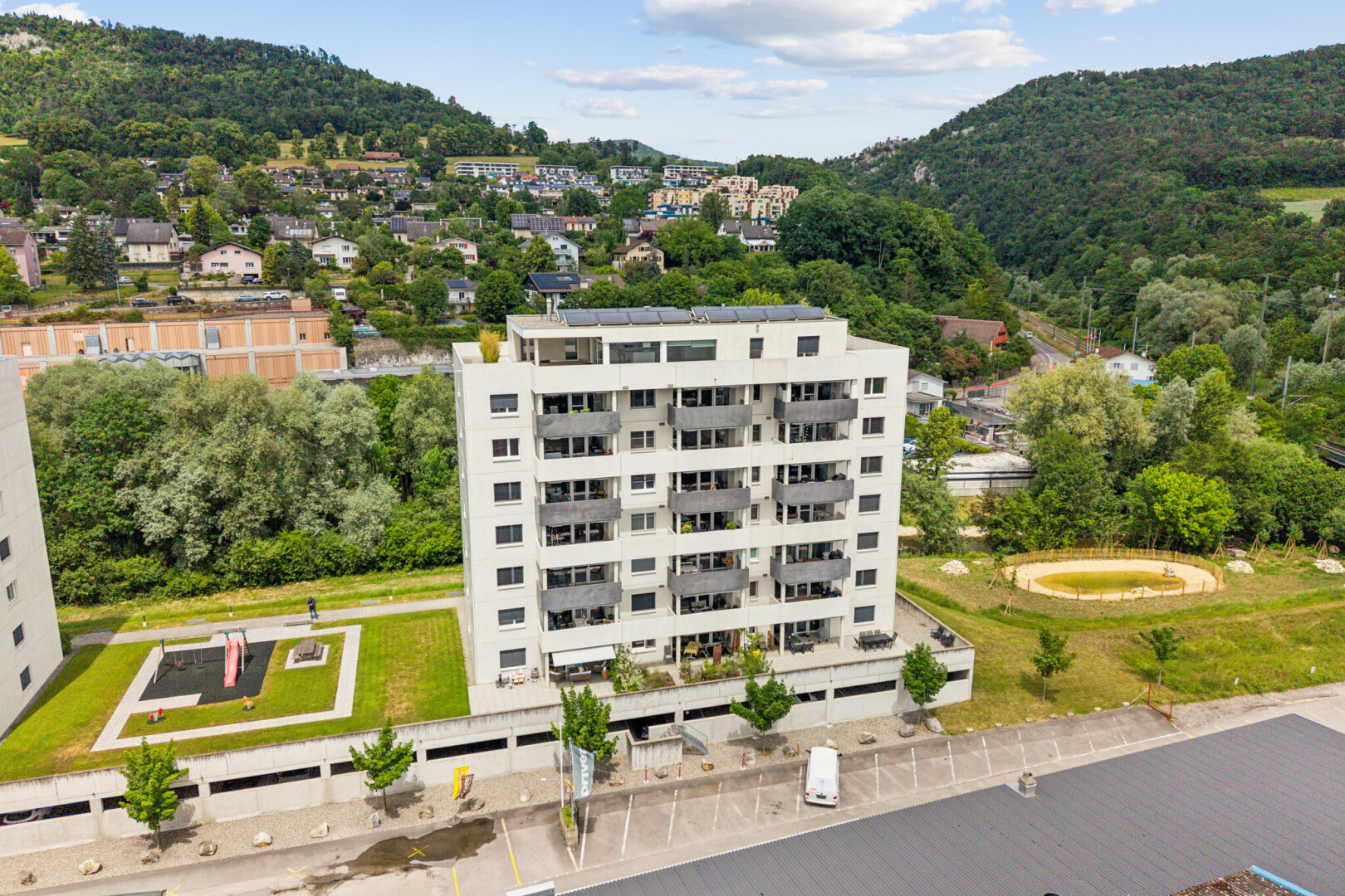 extérieur du bâtiment avec day time, aerial view, vue sur la forêt, et forest view