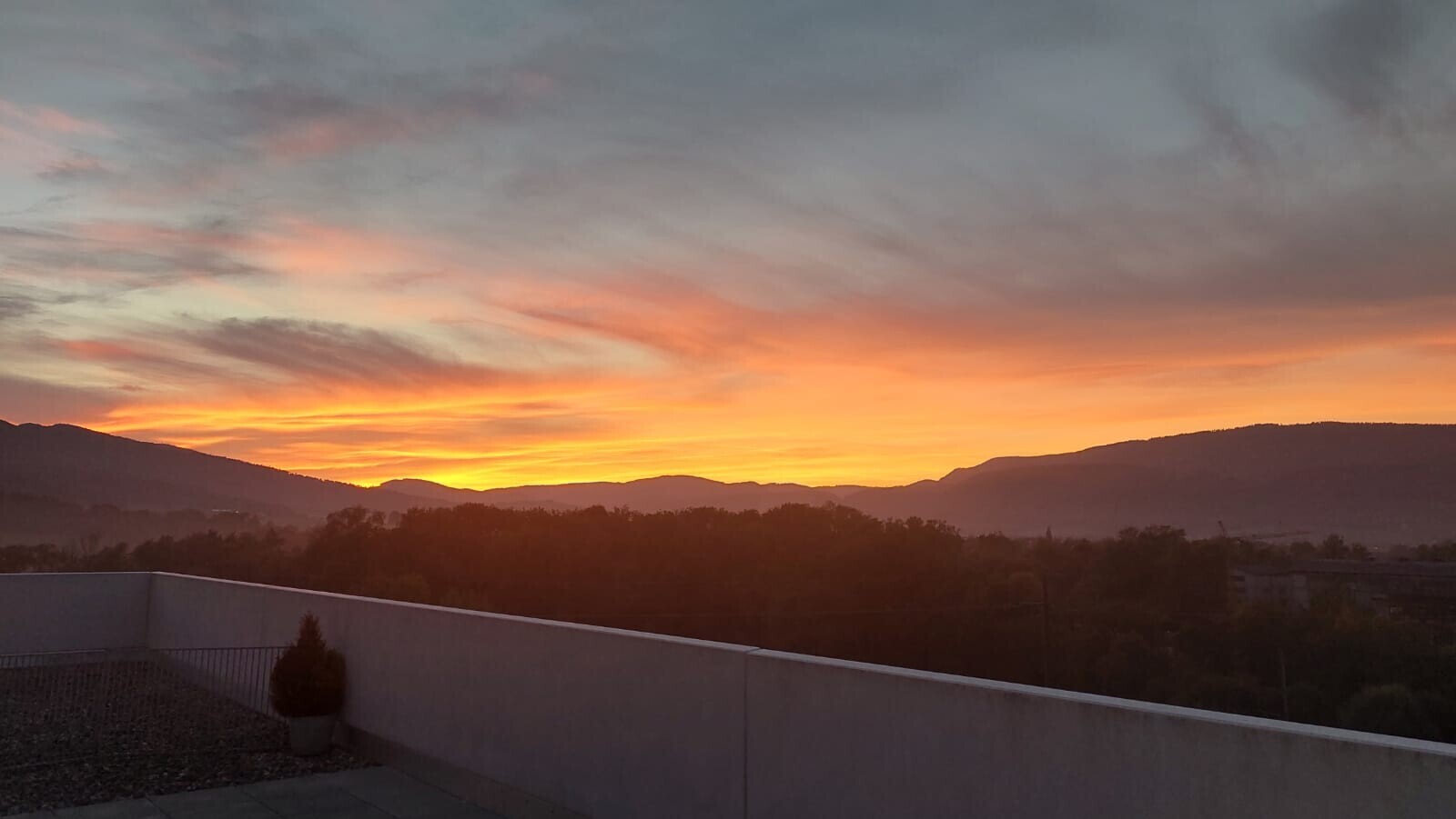 vue sur la montagne avec vue sur la montagne, mountain view, view focus, dusk, et from property