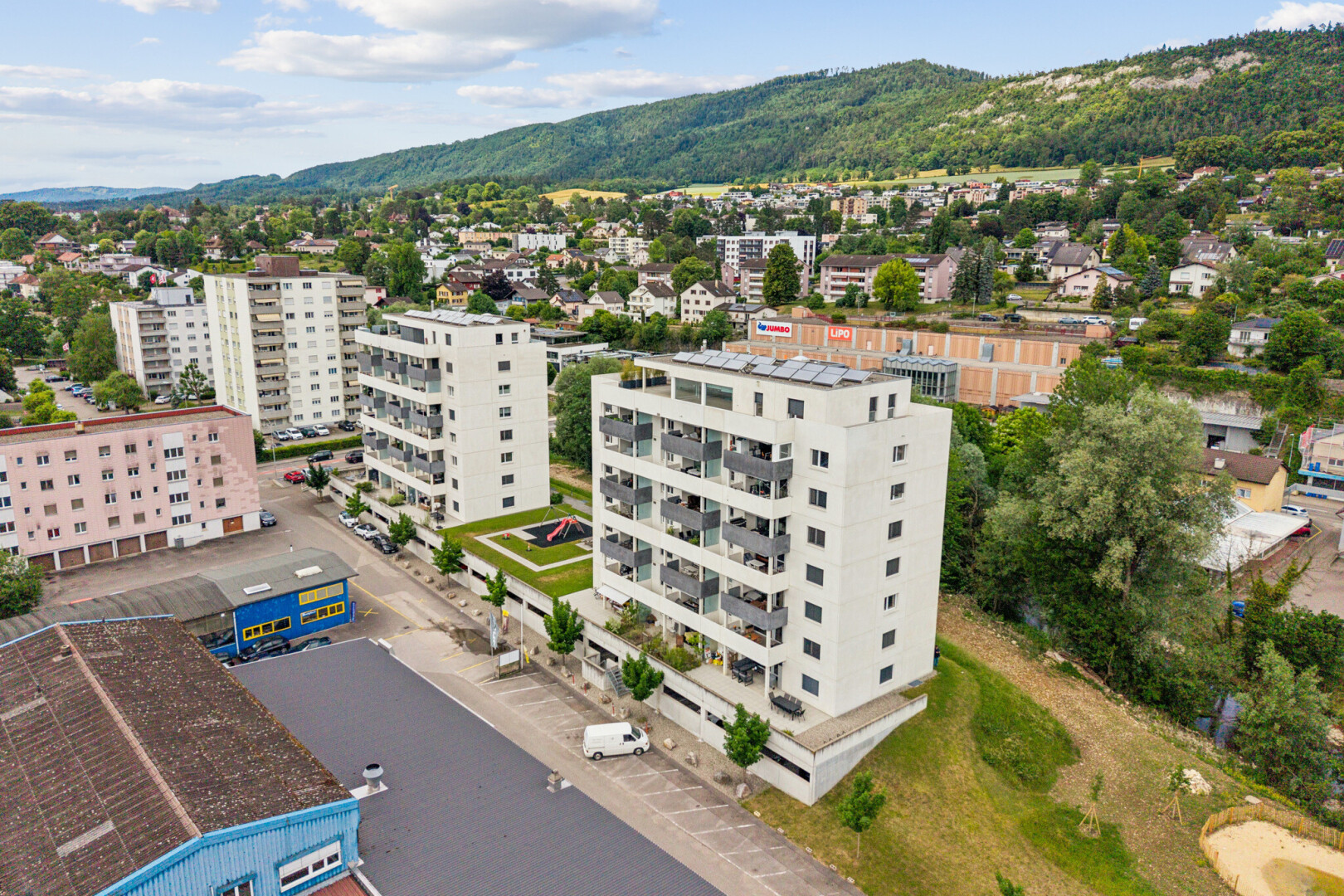 extérieur du bâtiment avec day time, vue sur la montagne, et mountain view