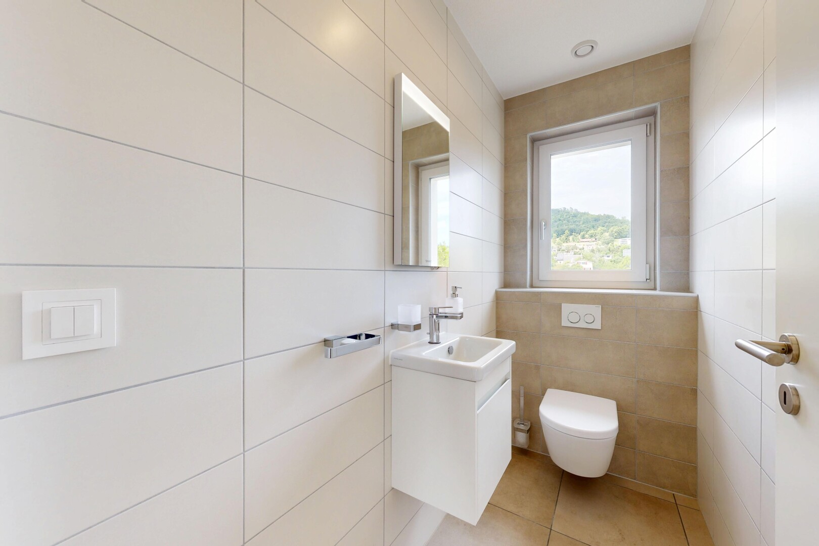 salle de bains avec miroir, mur en carrelage, tile wall, light floor, et lavabo (ou coiffeuse selon le contexte)