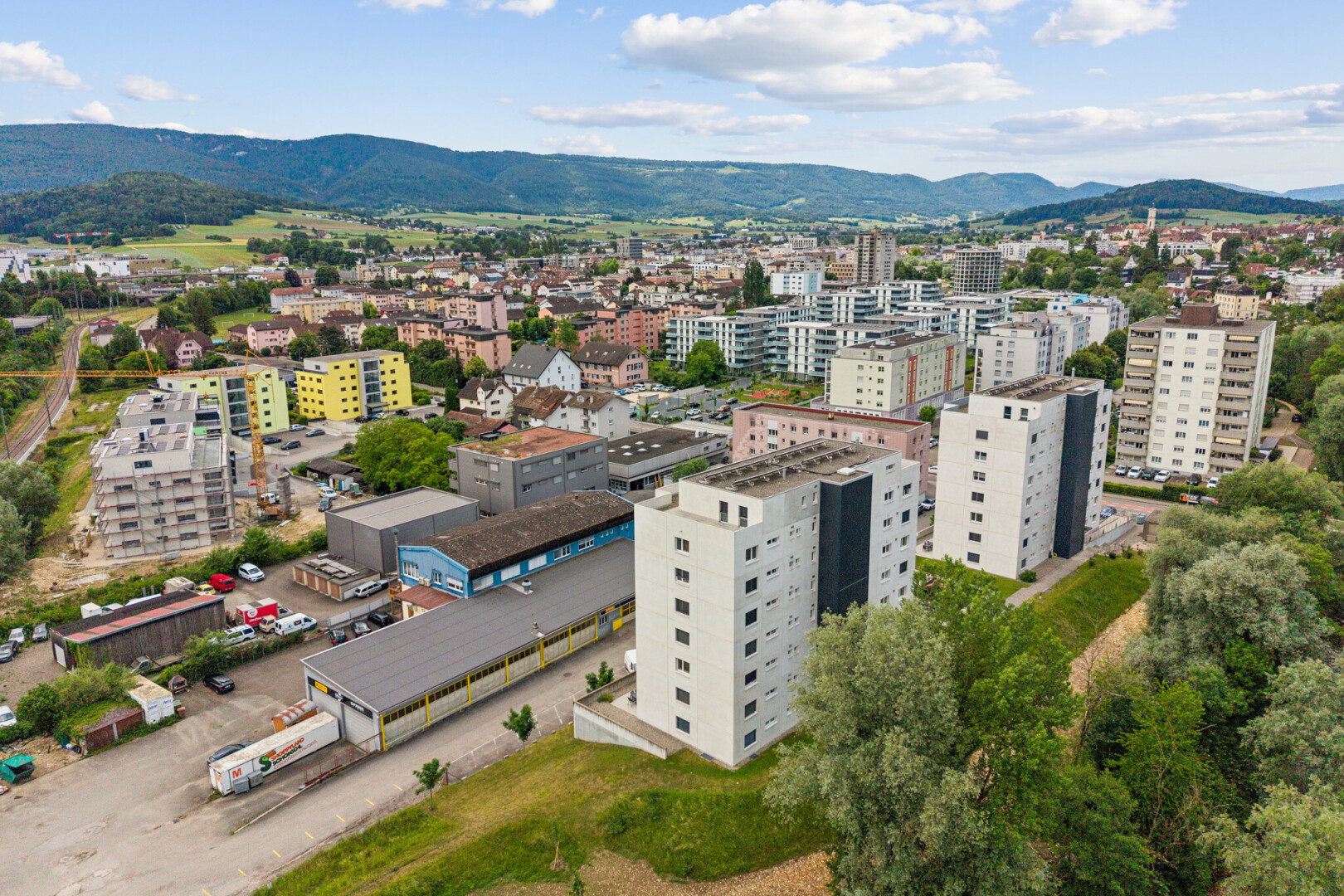 extérieur du bâtiment avec vue sur la montagne, mountain view, day time, vue sur la ville, et city view
