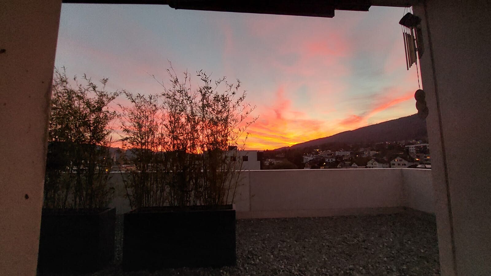 terrasse avec dusk, from property, view focus, et clôture