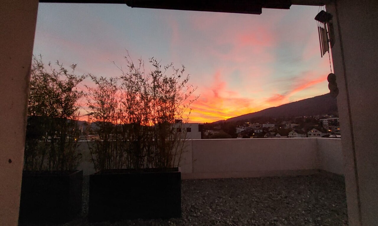 terrasse avec dusk, from property, view focus, et clôture