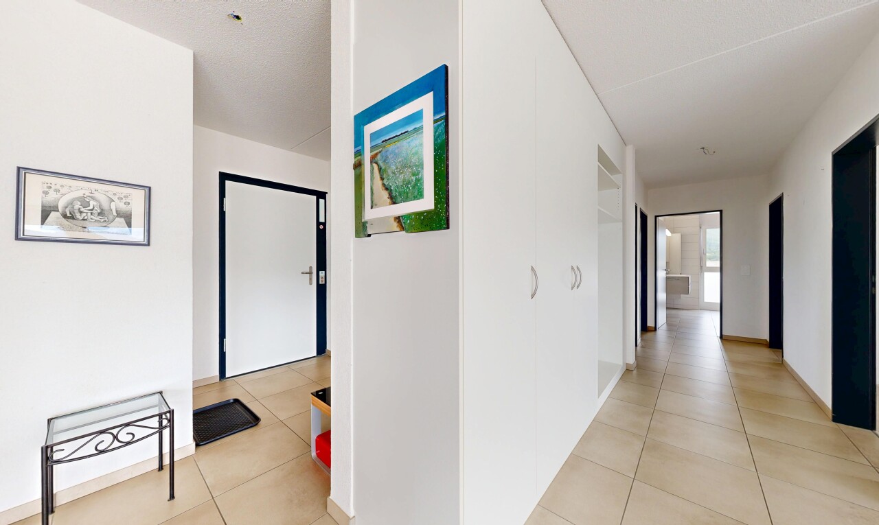 couloir avec inside property, drywall, cloison sèche, tile floor, et sol en carrelage