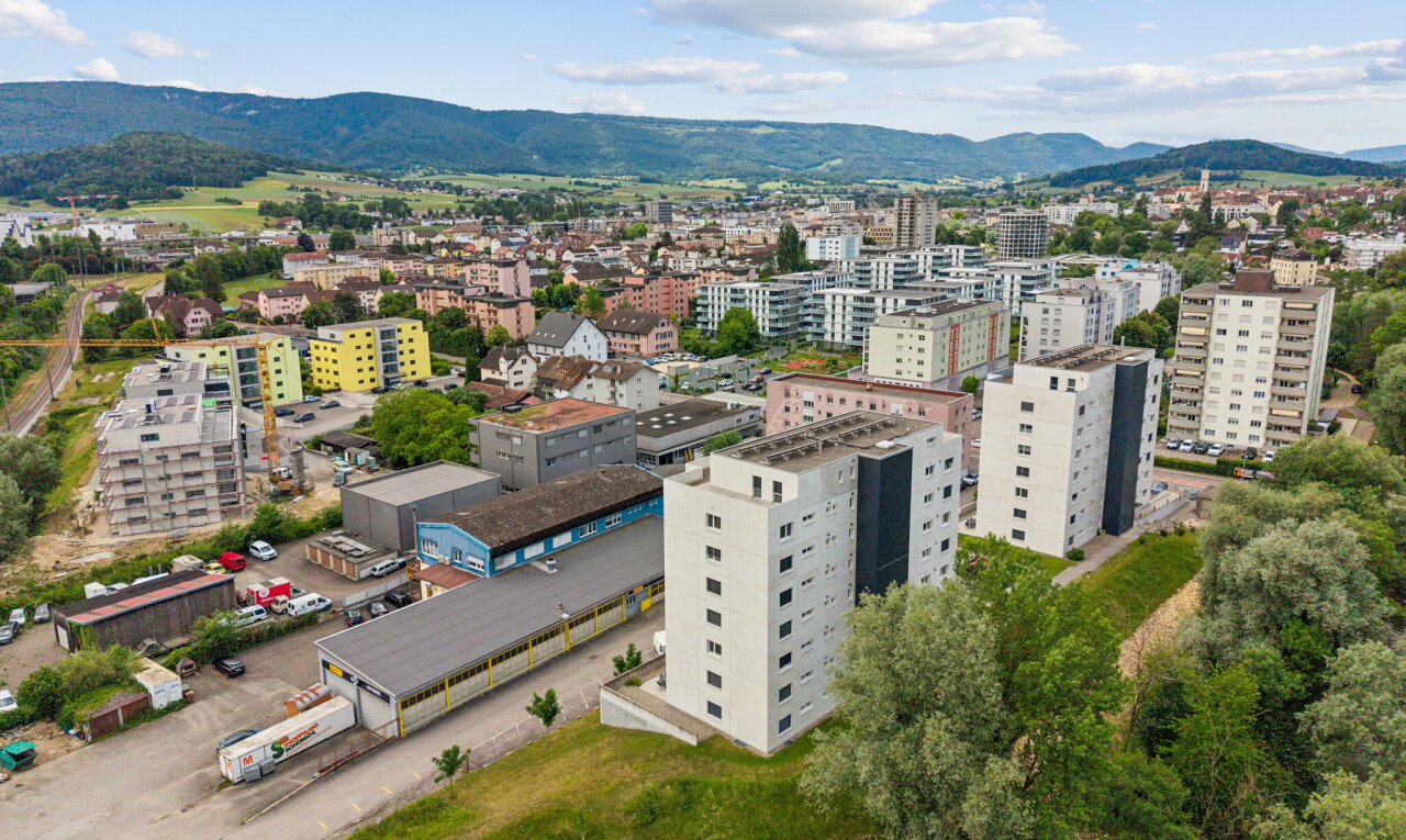 extérieur du bâtiment avec vue sur la montagne, mountain view, day time, vue sur la ville, et city view