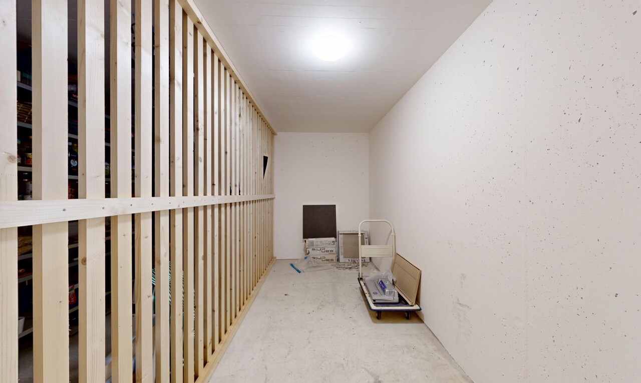 couloir avec concrete floor, sol en béton, unfinished concrete floor, drywall, et cloison sèche