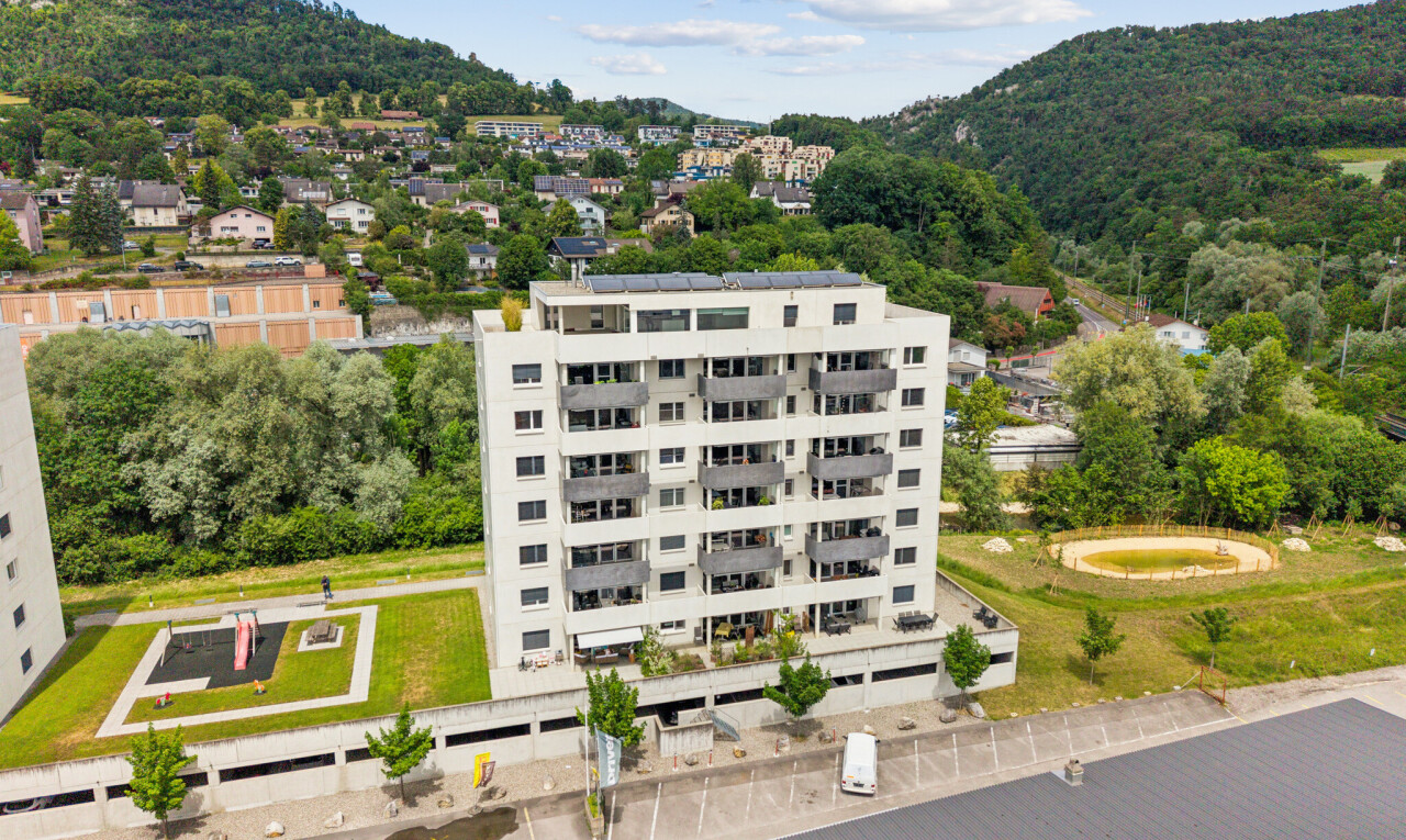 extérieur du bâtiment avec day time, aerial view, vue sur la forêt, et forest view