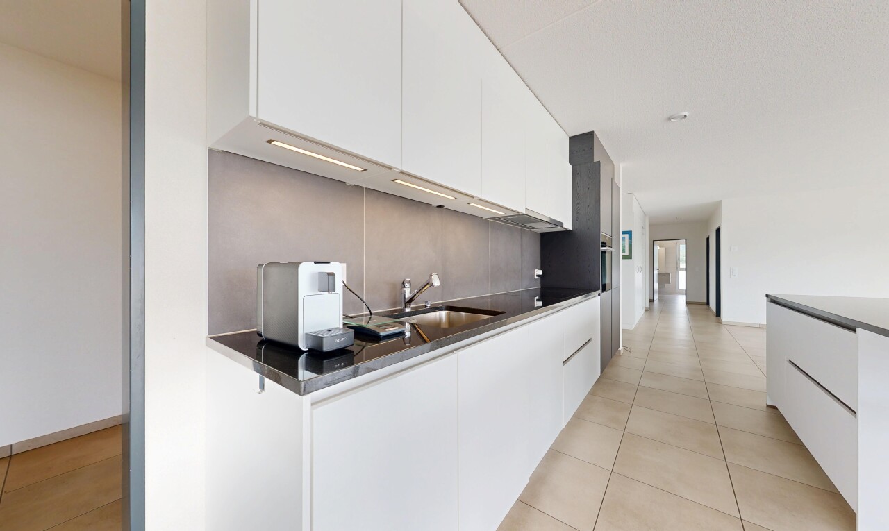 cuisine avec white cabinets, armoires blanches, flat panel cabinets, armoires à panneau plat, et light floor