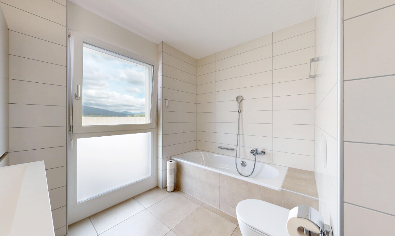 salle de bains avec salle de bain complète, inside property, natural light, lumière naturelle, et tile floor
