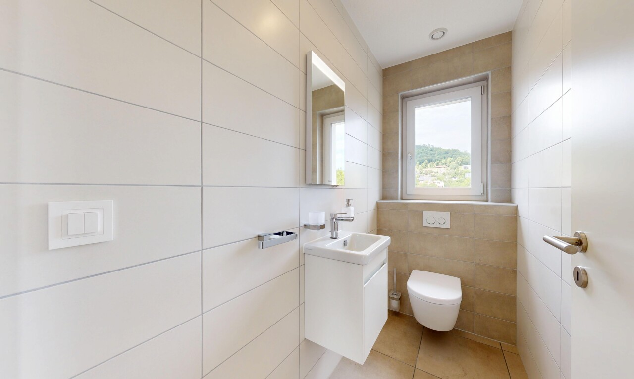 salle de bains avec miroir, mur en carrelage, tile wall, light floor, et lavabo (ou coiffeuse selon le contexte)