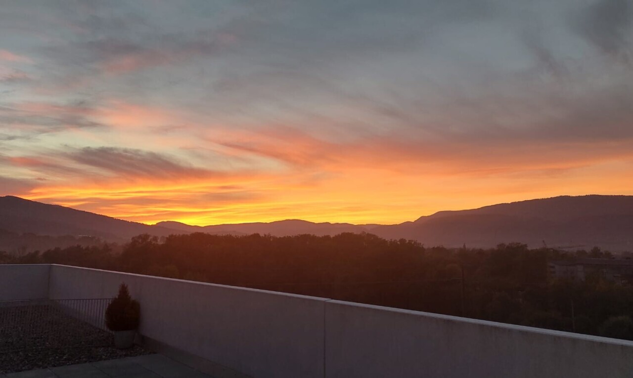 vue sur la montagne avec vue sur la montagne, mountain view, view focus, dusk, et from property