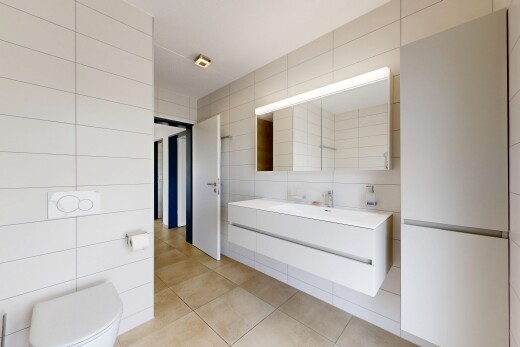 bad mit tile wall, fliesenwand, schminktisch, inside property, und light floor