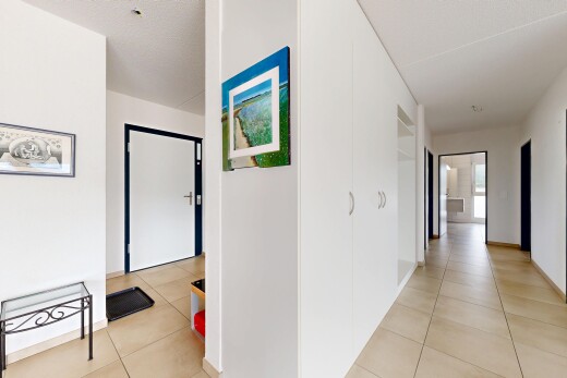 halle / korridor mit inside property, drywall, gipskartonwand, tile floor, und fliesenboden