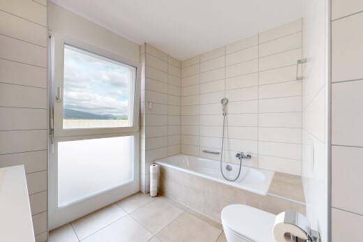 bad mit komplettes badezimmer, inside property, natural light, natürliches licht, und tile floor