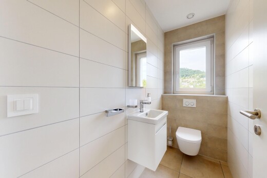 bad mit spiegel, fliesenwand, tile wall, light floor, und schminktisch