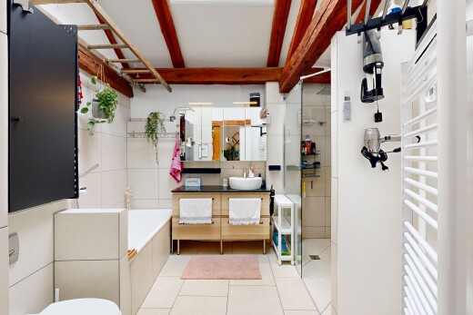 bad mit komplettes badezimmer, dusche, spiegel, handtuchwärmer, und tile wall