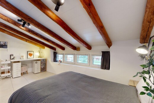 zimmer / schlafzimmer mit beamed ceiling, balkendecke, bürobereich, eingebauter schreibtisch, und drywall