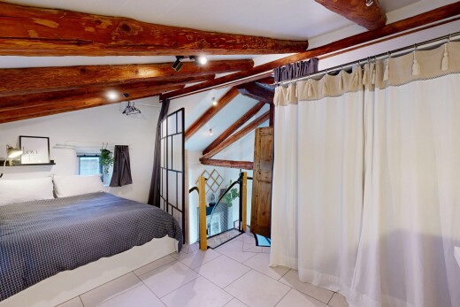 zimmer / schlafzimmer mit inside property, fliesenboden, tile floor, dachschräge, und vaulted ceiling