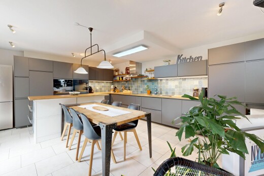 küche mit graue schränke, schränke mit flachen paneelen, küchenrückwand beim Herd, küchenrückwand beim herd, und inside property