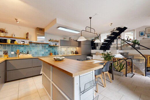 küche mit graue schränke, pendelleuchte, arbeitsfläche, inside property, und küchenbar