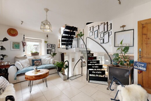 wohnzimmer mit gipskartonwand, drywall, inside property, natürliches licht, und natural light