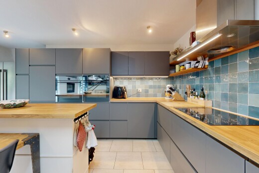 küche mit graue schränke, küchenrückwand beim herd, küchenrückwand beim Herd, dunstabzugshaube, und fliesenboden