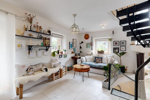 wohnzimmer mit inside property, drywall, gipskartonwand, natural light, und natürliches licht