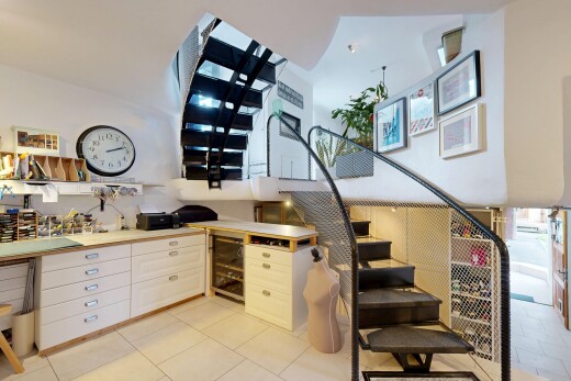 treppe mit inside property, gipskartonwand, drywall, fliesenboden, und tile floor