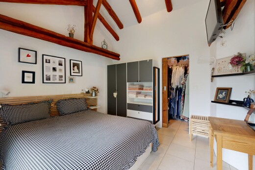 zimmer / schlafzimmer mit gipskartonwand, drywall, hohe decke, high ceiling, und fernseher