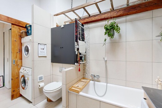 bad mit komplettes badezimmer, inside property, tile wall, fliesenwand, und toilette