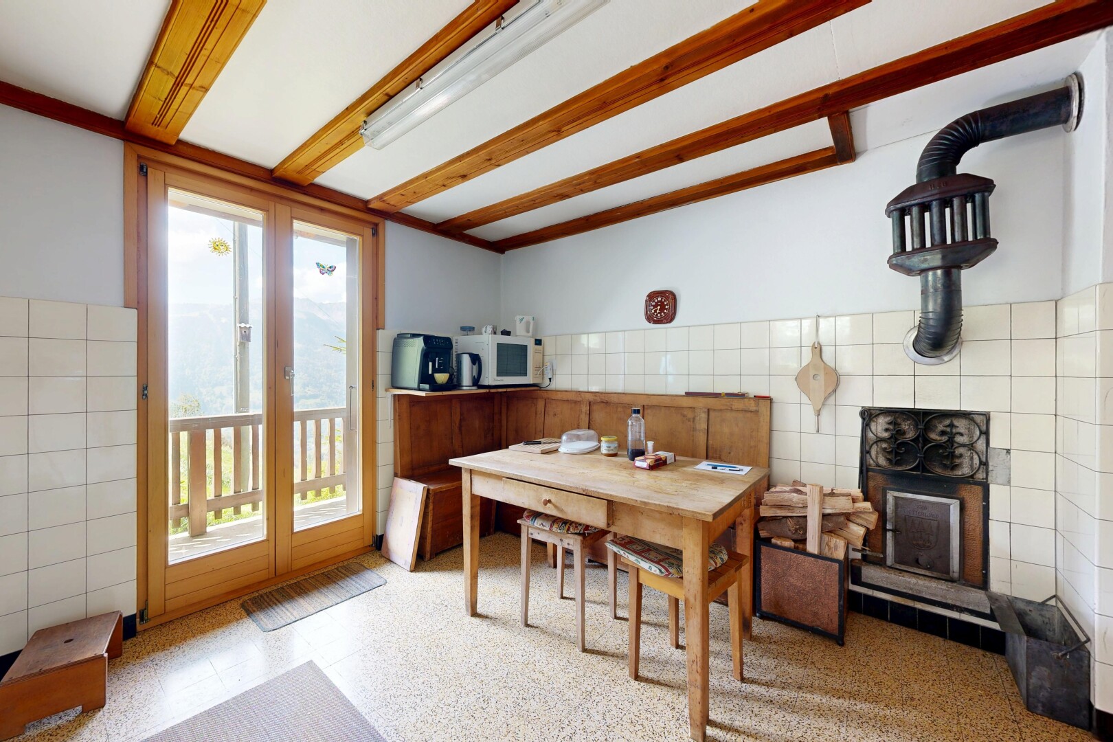 salle à manger avec tile wall, mur en carrelage, inside property, wainscot wall, et mur à lambris