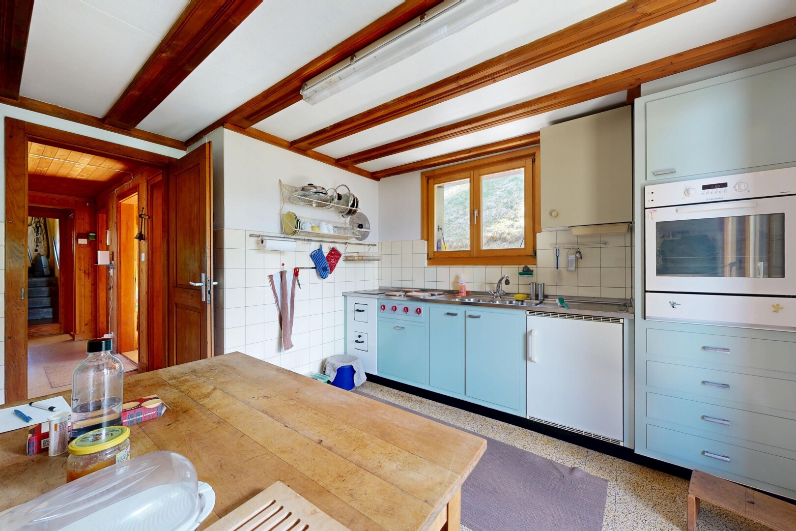 cuisine avec open shelves, étagères ouvertes, four, inside property, et dark countertops