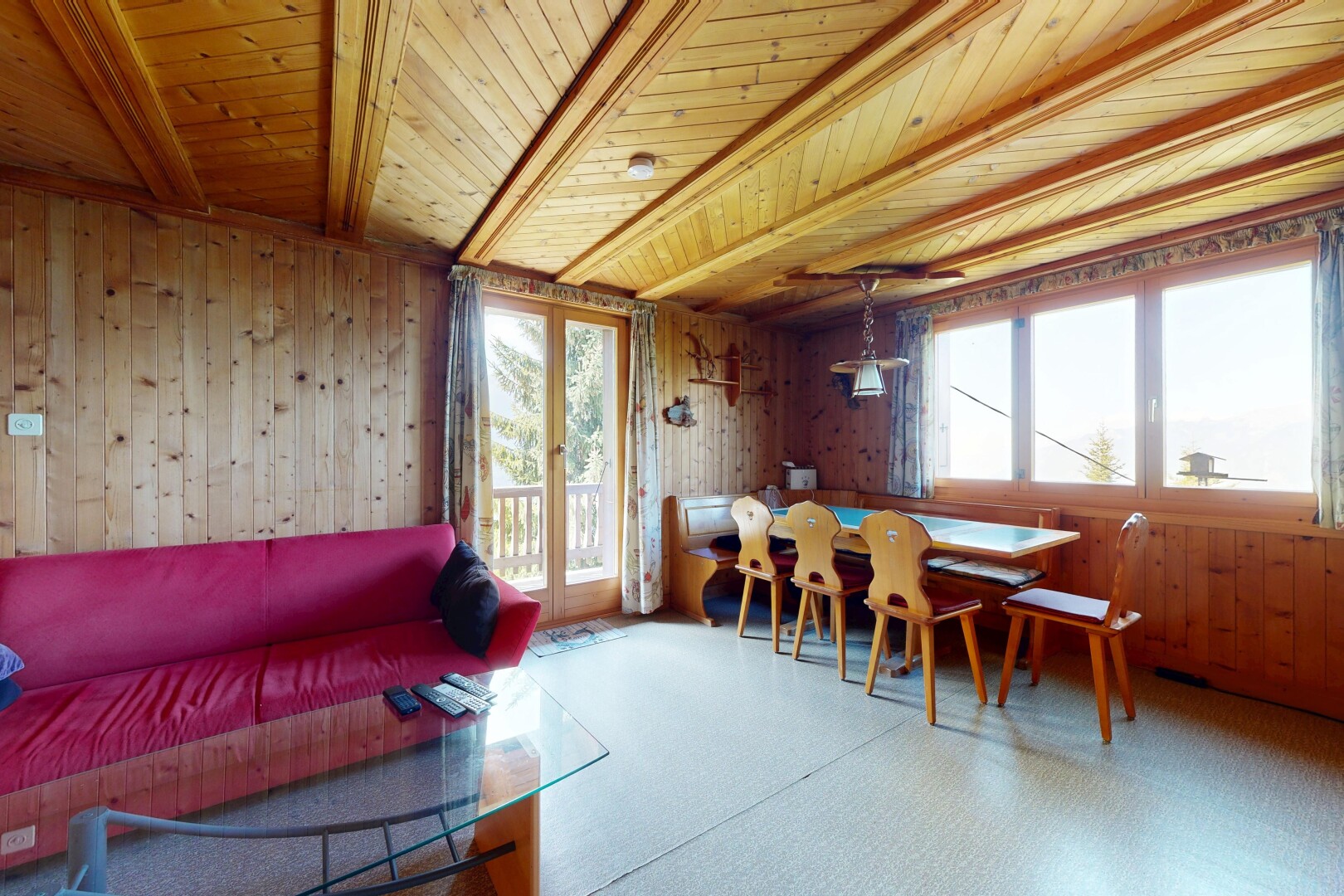 salon / salle à manger avec mur en bois, wood wall, inside property, portes-fenêtres, et plafond à poutres