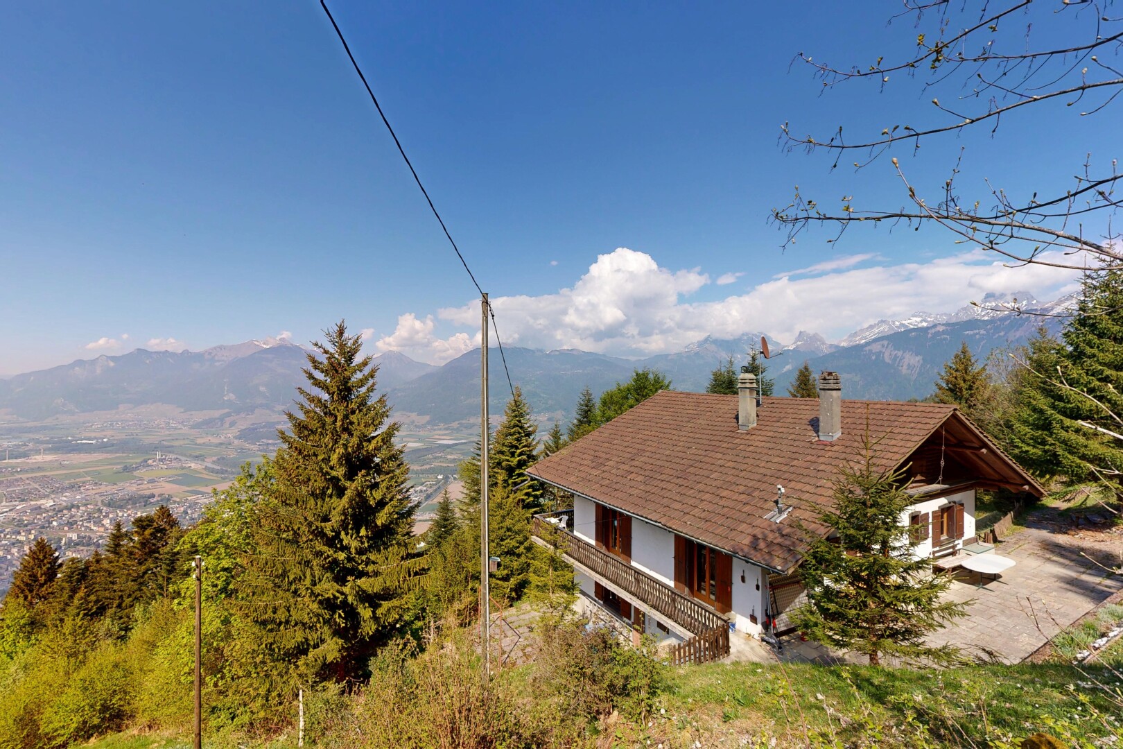 façade avec cheminée, mountain view, vue sur la montagne, day time, et property visible