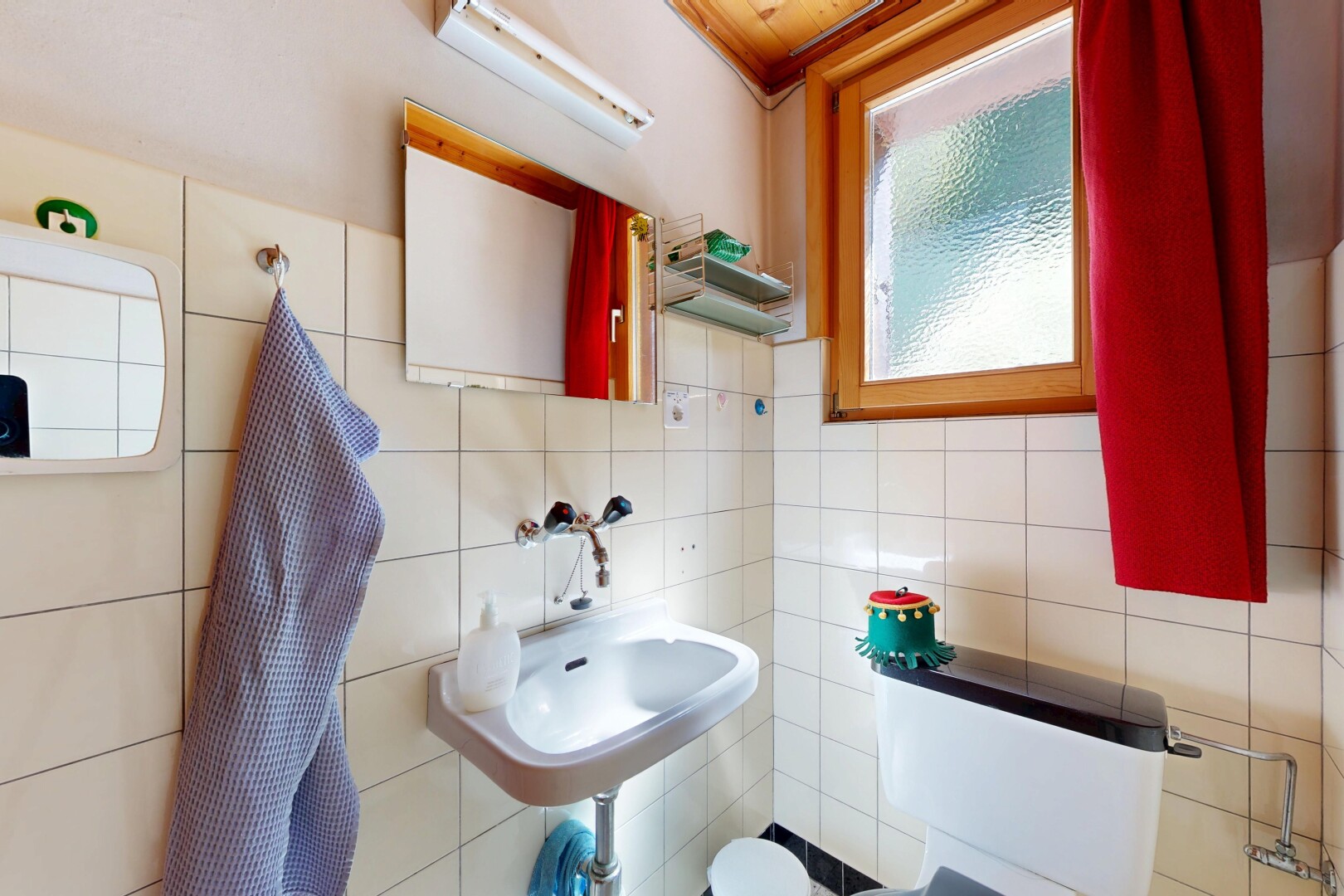 salle de bains avec miroir, évier, inside property, lumière naturelle, et natural light